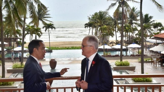 Australia meminta Indonesia terus aktif membantu penyelesaian krisis kemanusiaan di Rakhine yang menyasar etnis minoritas Myanmar, terutama Muslim Rohingya.