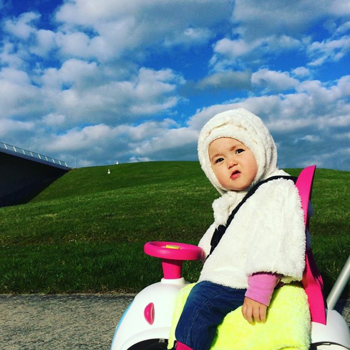<p>"Cuacanya cerah! Aku main dulu ya!" (Foto: instagram/ @cutechonemilie)</p>