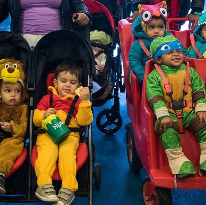 Waktu kemarin Halloween, anak-anak didudukkan di stroller tandem. Lucu banget ya! (Foto: Facebook/ riverdalecountryschool)