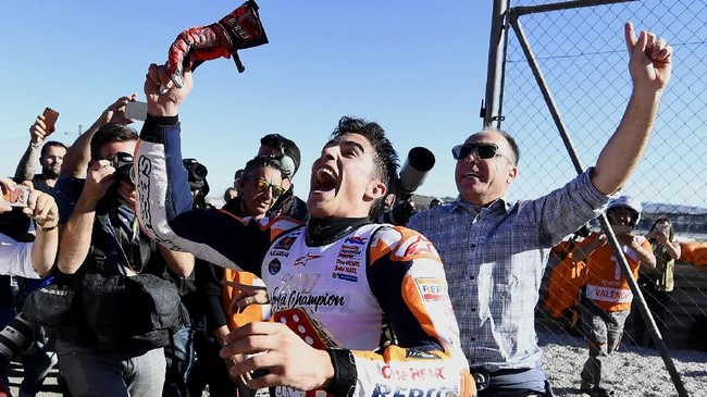 Pebalap Repsol Honda asal Spanyol, Marc Marquez berhasil menyamai catatan Valentino Rossi dengan keberhasilan menjuarai MotoGP musim ini.