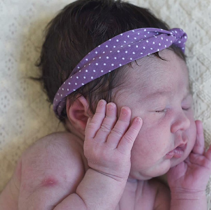 <p>Ya ampun! Pose pegang pipi kayak gini bikin si bayi nggemesin banget. (Foto: Instagram/anapaulagrecifotografa)</p>