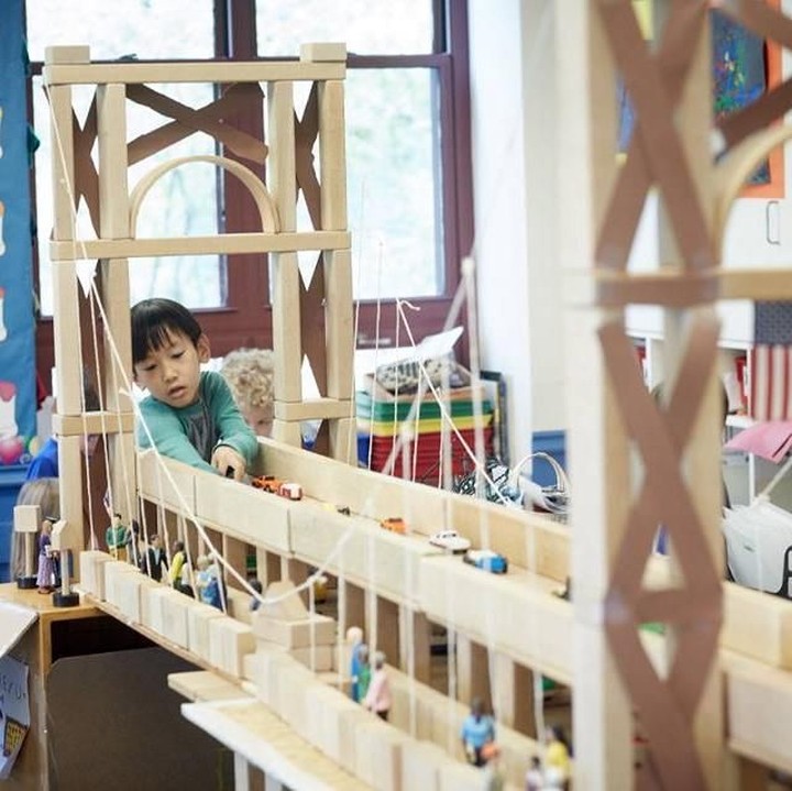 Keren banget ya anak-anak Riverdale Country School yang biayanya sebesar Rp 703 juta per tahun ini bikin miniatur jembatan. (Foto: Facebook/ riverdalecountryschool)