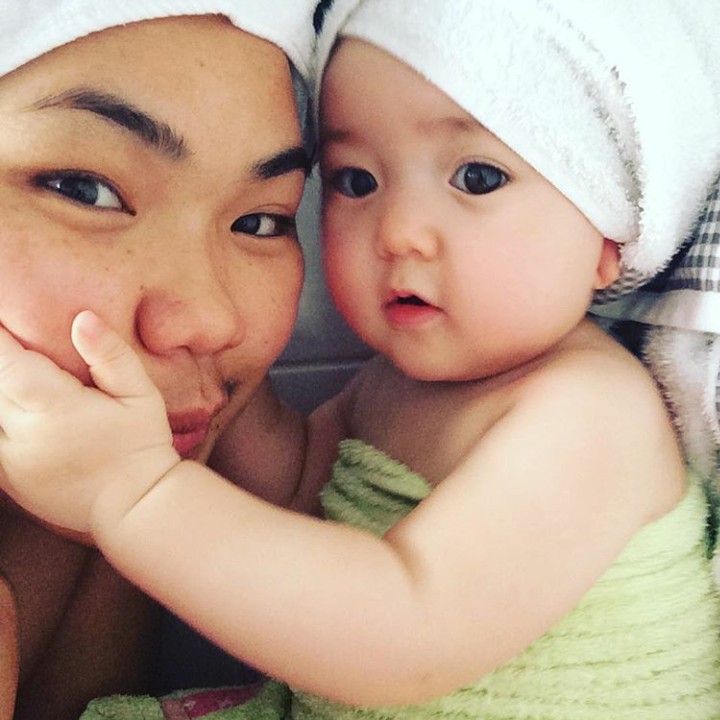 <p>Bersama Bunda setelah mandi.  (Foto: instagram/ @cutechonemilie)</p>