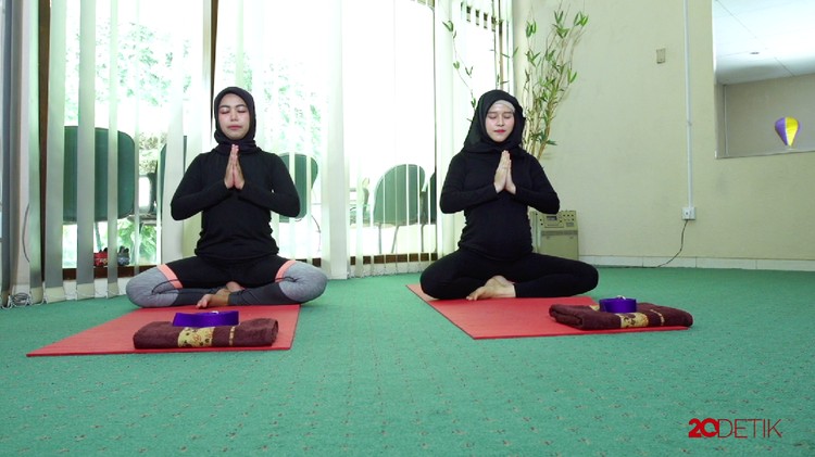 Video: Prenatal Gentle Yoga, Ikhtiar Agar Persalinan Lancar Yoga ini bagus banget buat melatih panggul ibu hamil agar persalinan lancar.