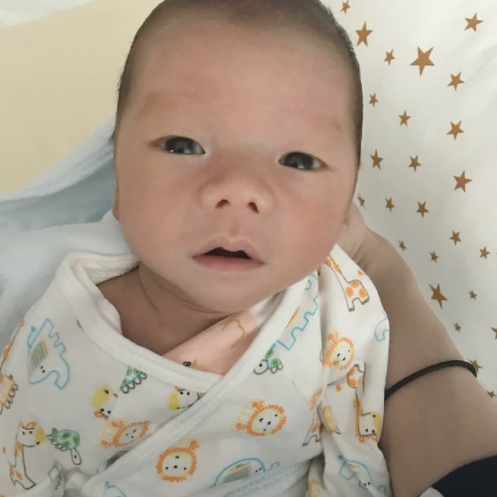 <p>emas banget ya, Bun, walaupun bayi yang satu ini lagi bengong begitu. (Foto Instagram/Canicechan1027)</p>
