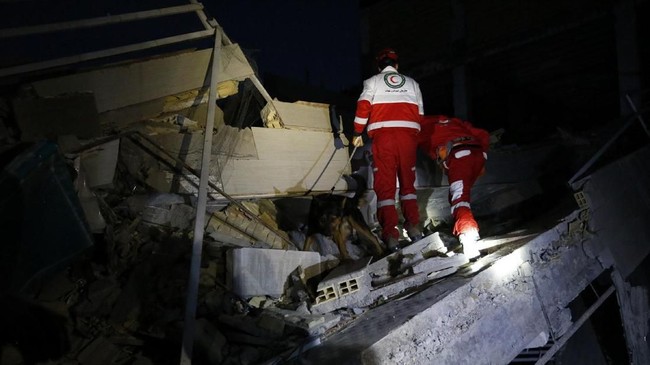 Korban gempa Iran terus bertambah, pemerintah Iran dan Sabit Merah telah distribusikan bantuan bagi para korban.