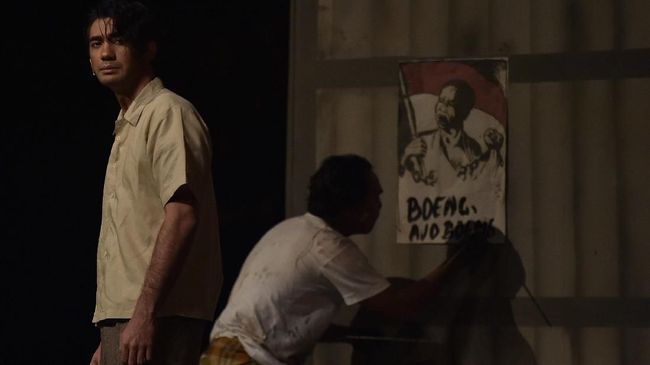 Lewat pentas teater, Chairil Anwar 'dihidupkan' bukan hanya sebagai penyair kenamaan, melainkan juga seorang pria biasa yang hidupnya dikelilingi perempuan.