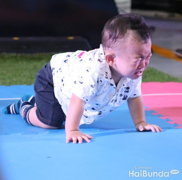 <p>"Biarpun aku nangis, aku tetap merangkak ke arah bunda kok."  </p>