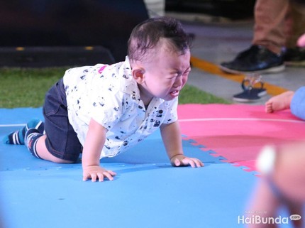 Melas-melas Lucu, Ekspresi Bayi yang Menangis Saat Merangkak