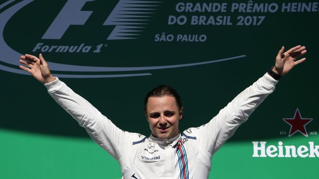 Felipa Massa mengumumkan pensiun dari dunia balapan F1 di GP Brasil, Sirkuit Autodrome Jose Carlos, Sao Paulo, Minggu (12/11).