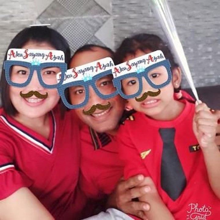 <p>Pose bareng pakai kacamata bertuliskan 'Aku Sayang Ayah' kayak gini kece juga. (Foto Instagram/dennasimamora)</p>