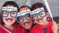 <p>Pose bareng pakai kacamata bertuliskan 'Aku Sayang Ayah' kayak gini kece juga. (Foto Instagram/dennasimamora)</p>