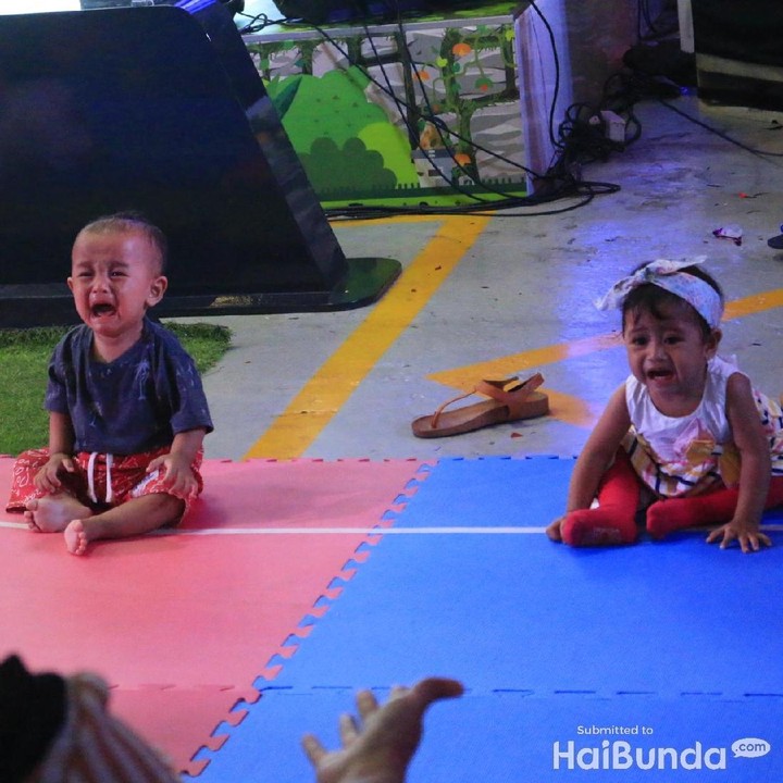 <p>Belum juga mulai lomba merangkak, tapi si kecil sudah nangis. Hmm, kamu kira bunda pergi ya, Nak?</p>