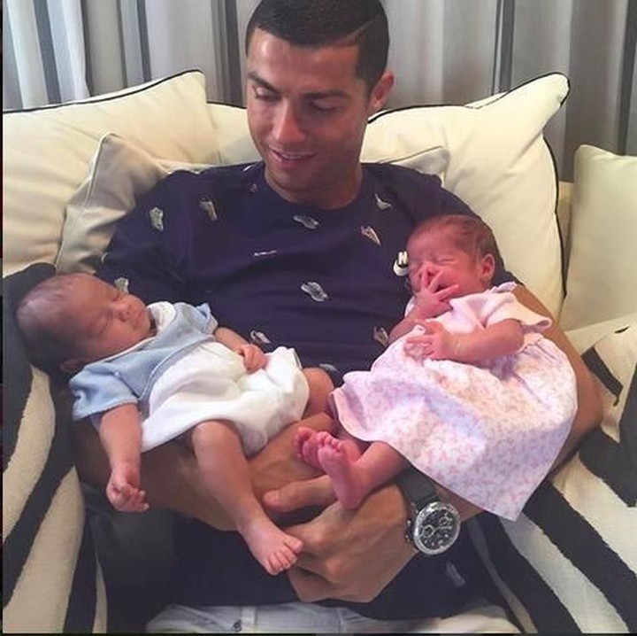 <p>Si kembar yang lahir pada bulan Juni lalu ketika ada di pelukan ayah CR7. (Foto: Instagram/ @cristiano)  </p>