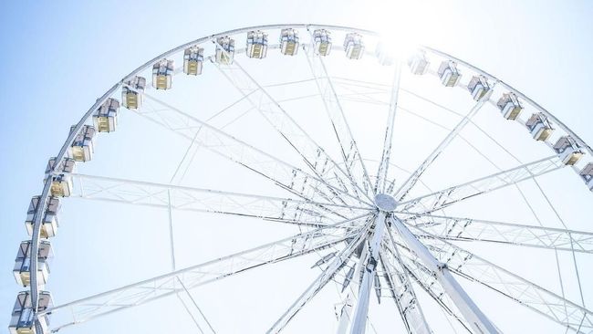 Komidi putar legendaris di Paris, Roue de Paris, terancam digusur untuk penataan kota. Begitu juga dengan Pasar Natal di Champs-Elysées.