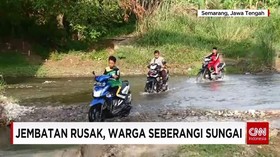 Para Siswa Terpaksa Sebrangi Sungai Saat ke Sekolah