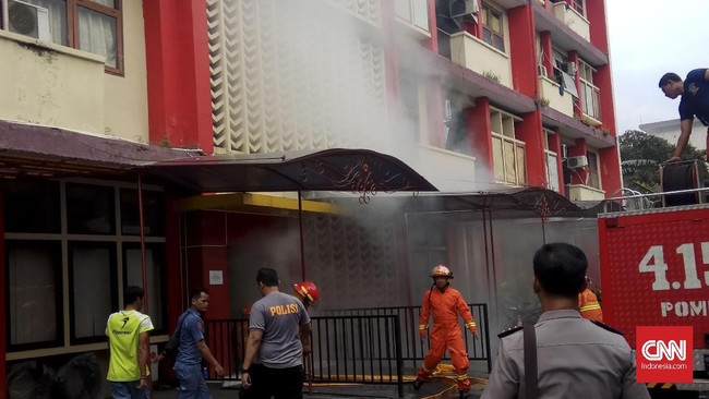 Api ditengarai disebabkan oleh korsleting listrik di kabel lift. Polri menegaskan kebakaran tak terkait dengan aksi terori.