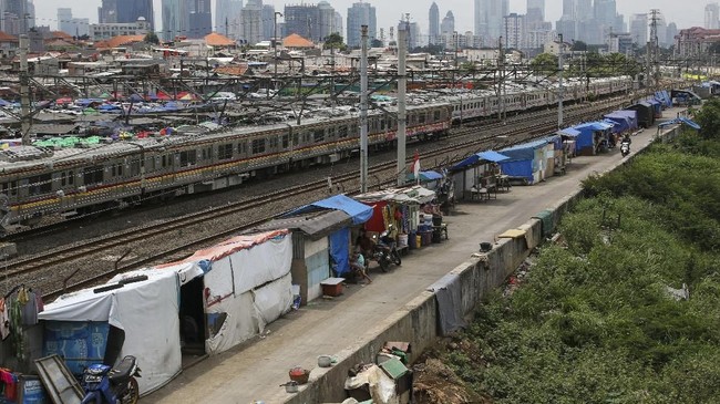 Gubernur Anies menyebut kekumuhan yang terjadi di wilayah Jakarta bukan hanya di kawasan pinggiran, tetapi justru banyak ditemukan di pusat kota.