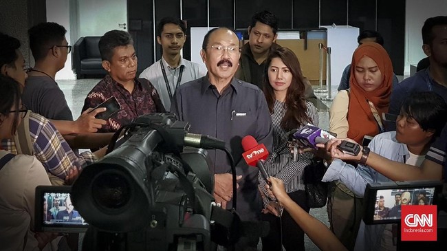 Kuasa hukum Fredrich Yunadi menyatakan KPK tengah menginjak-injak profesi advokat dengan menetapkan kliennya sebagai tersangka menghalangi penyidikan Setnov.