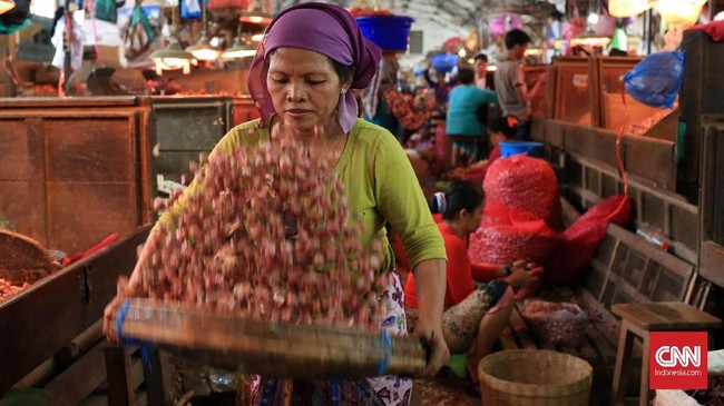 Harga bawang merah merangkak naik. Kenaikan harga berbeda-beda antara satu daerah dengan daerah lainnya, namun ada yang mencapai dua kali lipat.