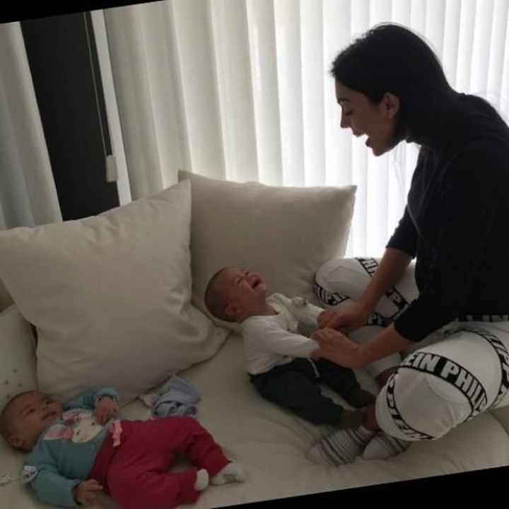 <p> Happy! Si kembar Eva dan Mateo lagi main sama Bunda Georgina Rodriguez alias Bunda Gio. (Foto: Instagram/ @georgianagio)</p>