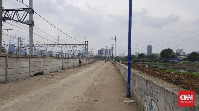 Pemkot Jakarta Pusat memliki dua opsi agar para penghuni pemukiman liar tidak kembali tinggal di jalan inspeksi Kali Ciliwiung, Tanah Abang.