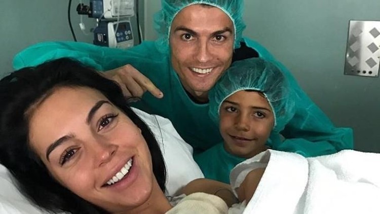 Pesepakbola Cristiano Ronaldo sekarang sudah punya empat anak. Gimana rasanya ya?
