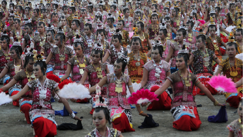 Karnaval Budaya dan tarian kolosal dari empat pulau di Kabupaten Wakatobi membuka gelaran Festival Wakatobi Wave 2017.