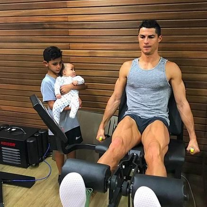 <p>Nggendong sang adik sambil melihat ayahnya olahraga. Yang dilakukan Cristiano Ronaldo Jr ini nggemesin banget ya. (Foto: Instagram/ @cristiano)</p>