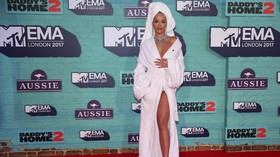 Rita Ora Pakai 'Jubah Mandi' di Karpet Merah MTV EMA