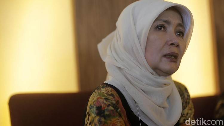 Kabar duka dari dunia hiburan Tanah Air. Istri almarhum Chrisye, Damayanti Noor meninggal dunia. Yanti wafat di usia 65 lantaran mengidap stroke.