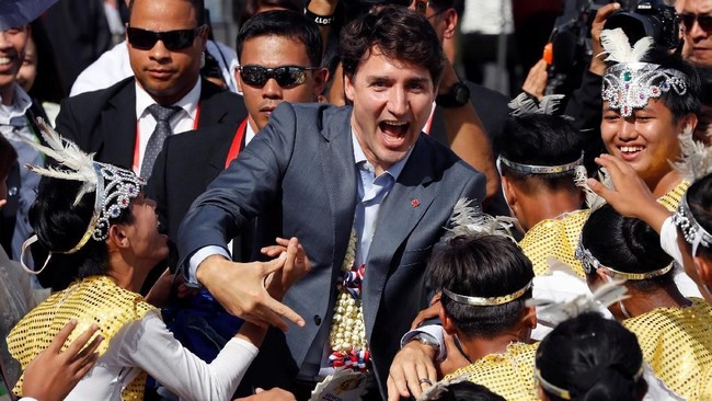 Pesawat kampanye pemilu Perdana Menteri Kanada, Justin Trudeau, ditabrak bus pengangkut jurnalis di landasan pacu bandara di Victoria, Kanada.
