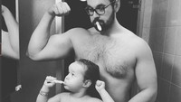 <p>Berpose konyol waktu lagi sikat gigi sama ayah bisa jadi kenangan manis buat si kecil saat dia kelak dewasa. (Foto: Instagram/mirzku)</p>