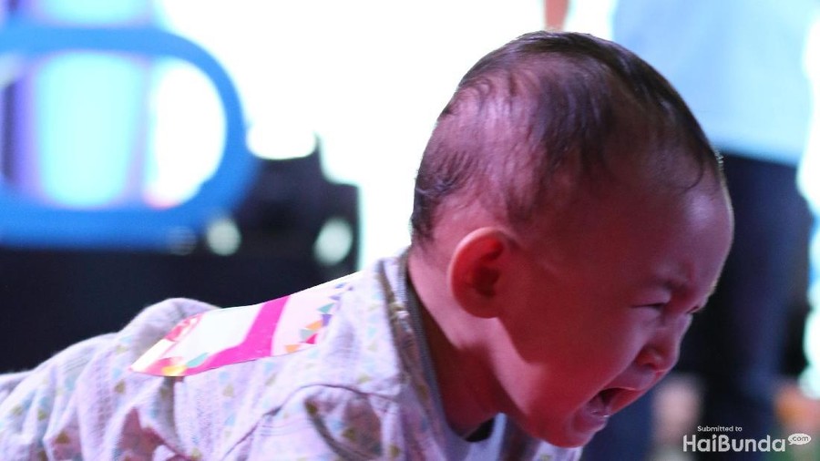 Tak Saling Kenal, Ibu-ibu Ini Bantu Tenangkan Anak yang Meltdown