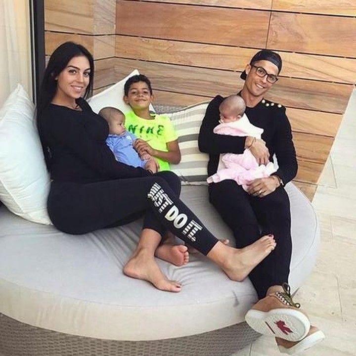 <p>Formasi lengkap keluarga Cristiano Ronaldo sebelum anak ke-empatnya, Alana Martina lahir.(Foto: Instagram/ @georgianagio) </p>