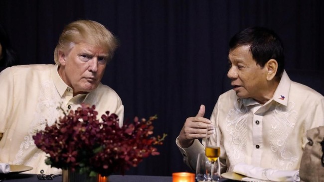 Presiden Rodrigo Duterte menyanyikan satu tembang cinta Filipina dalam jamuan makan malam menyambut konferensi ASEAN atas permintaan Donald Trump.