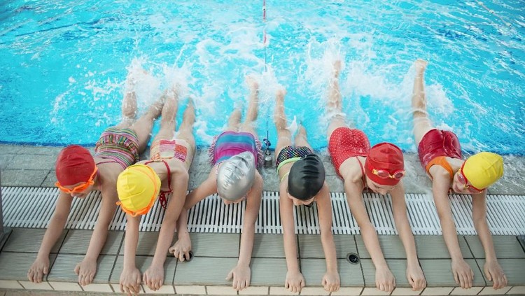 Selain menyenangkan, berenang juga bisa menambah rasa percaya diri anak lho, Bun.