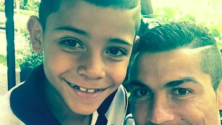 Anak masih usia sekolah, tapi tubuhnya kekar nih putra pesepakbola Cristiano Ronaldo, Cristiano Ronaldo Jr. Hmm, menurut Bunda gimana?