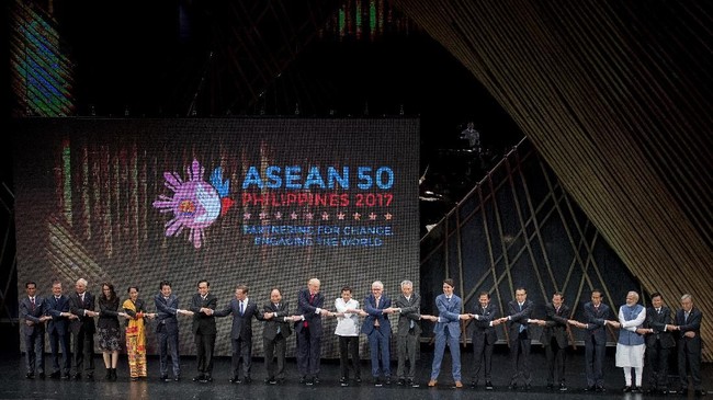 PM Jepang Shinzo Abe mengadakan pertemuan dengan Presiden Joko Widodo di sela-sela KTT ASEAN ke-31 di Manila, Filipina.