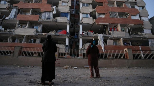 Dua hari setelah gempa 7,3 skala Richter mengguncang Iran hingga merenggut lebih dari 450 nyawa, pemerintah mengumumkan hari duka nasional pada Selasa (14/11).