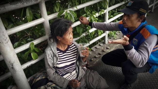 Dinas Sosial DKI Jakarta memberikan teguran terhadap ibu dan anak nan menjadi peminta-minta padahal termasuk kategori family berkecukupan.