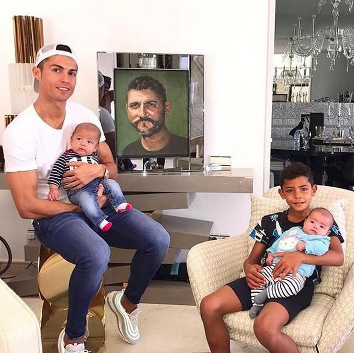 <p>Akur! Si kembar digendong sama ayah dan kakaknya nih. (Foto: Instagram/ @cristiano)  </p>