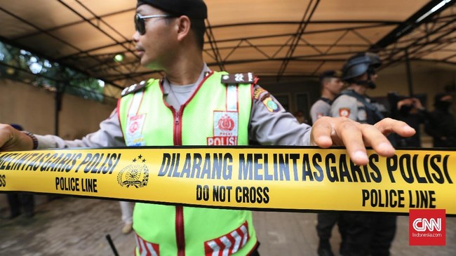 KH Umar Basri dianiaya seusai salat Subuh di musala Al Mufathalah, Cicalengka. Wajah ulama berusia 60 tahun itu berdarah-darah akibat kejadian tersebut.