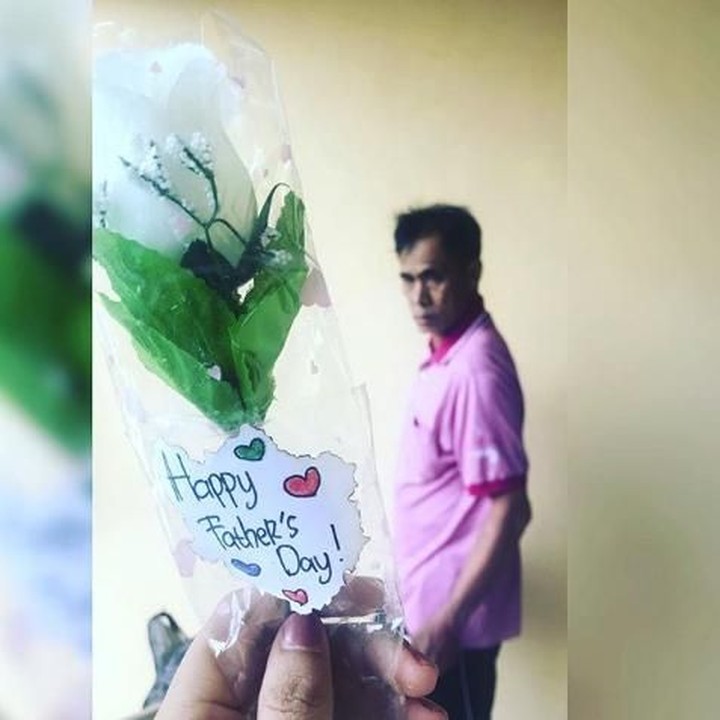 <p>Ayah pasti senang dapat bunga sebagai tanda kasih sayang dari anaknya kayak gini. (Foto: Instagram/kikiadelyani)</p>