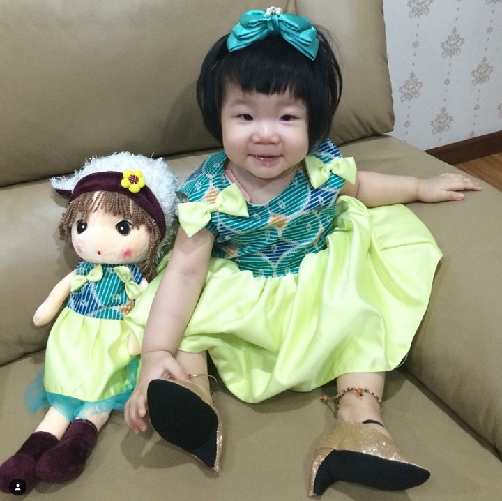 <p>Pakai kostum samaan bernuansa hijau gini, bikin si kecil sama bonekanya makin kompak. (Foto: Instagram/ @litawatylim)</p>