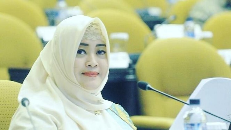 Anggota DPD RI asal DKI Jakarta Fahira Idris dilaporkan ke polisi atas tuduhan penyebaran hoax soal virus Corona&period; Berikut sosok Fahira&comma; Bun&period;