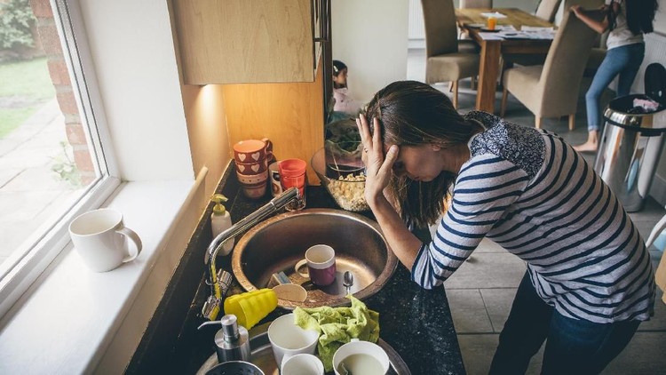 Tips Hadapi Stres Saat Work From Home dengan Mindfulness Kegiatan yang berpusat di rumah, lama-kelamaan bisa bikin stres. Yuk, tumpas perasaan itu dengan sesi sharing bersama kami.