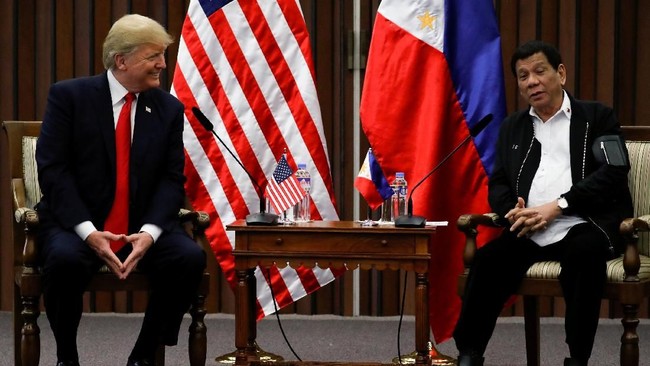 Di tengah kecaman dunia atas perang narkoba kontroversial Filipina, Duterte dan Trump tak membahas isu HAM saat bertemu di sela KTT ASEAN.