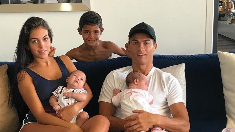 Diam-diam, pesepakbola Cristiano Ronaldo bercita-cita punya anak 7. Lho, kenapa ya?