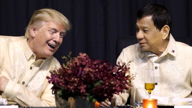 Rodrigo Duterte menyita perhatian ketika bernyanyi di KTT ASEAN atas permintaan Donald Trump. Kini, Trump ingin berlatih agar dapat berduet dengan Duterte.